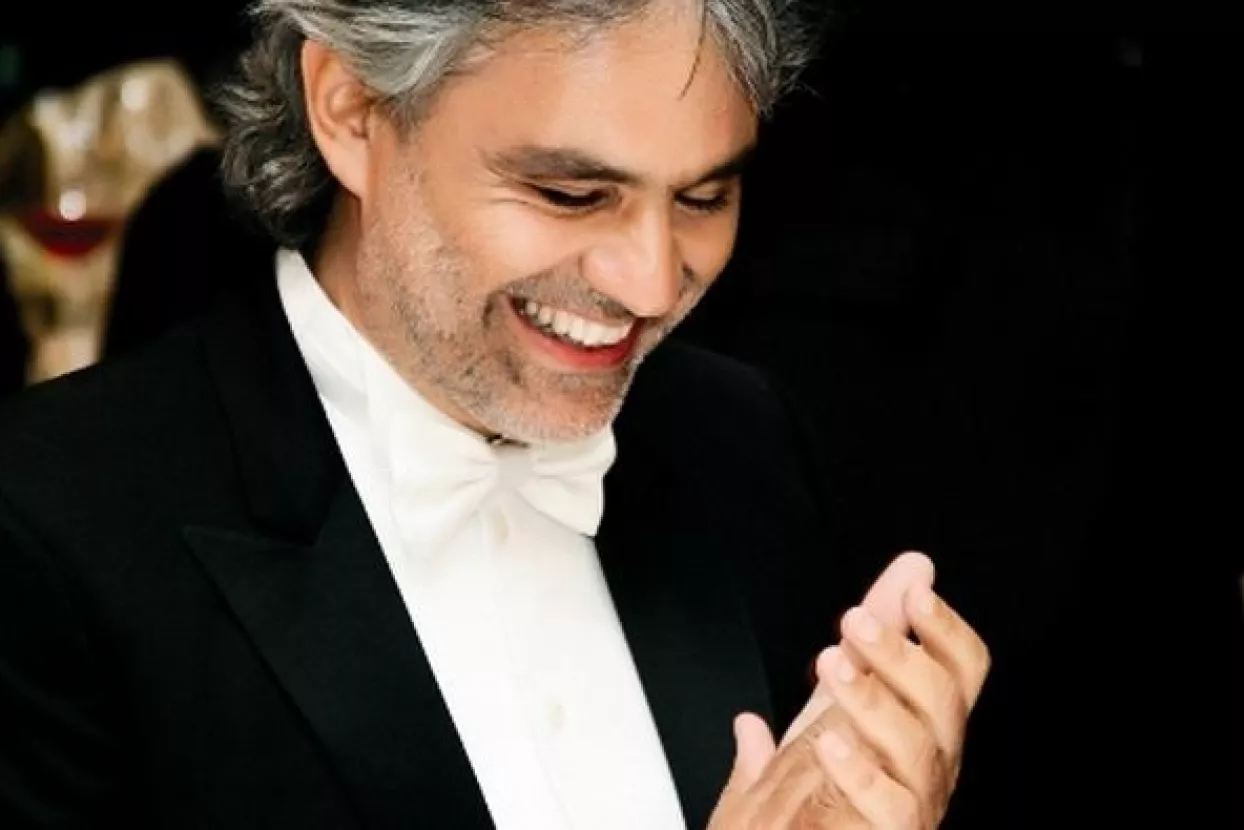 Slijepi tenor Bocelli pao s uznemirenog konja nakon koncerta s robotom