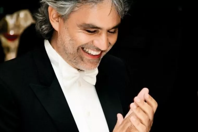 Slijepi tenor Bocelli pao s uznemirenog konja nakon koncerta s robotom