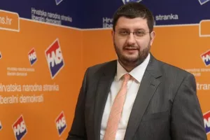 Lipa se protivi dodatnoj 'poreznoj presiji' na alkohol, cigarete, kocku i mobitele