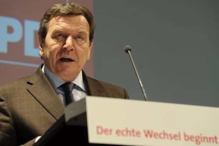 Bivši njemački kancelar Schroeder nakon četvrtog razvoda ponovno ljubi