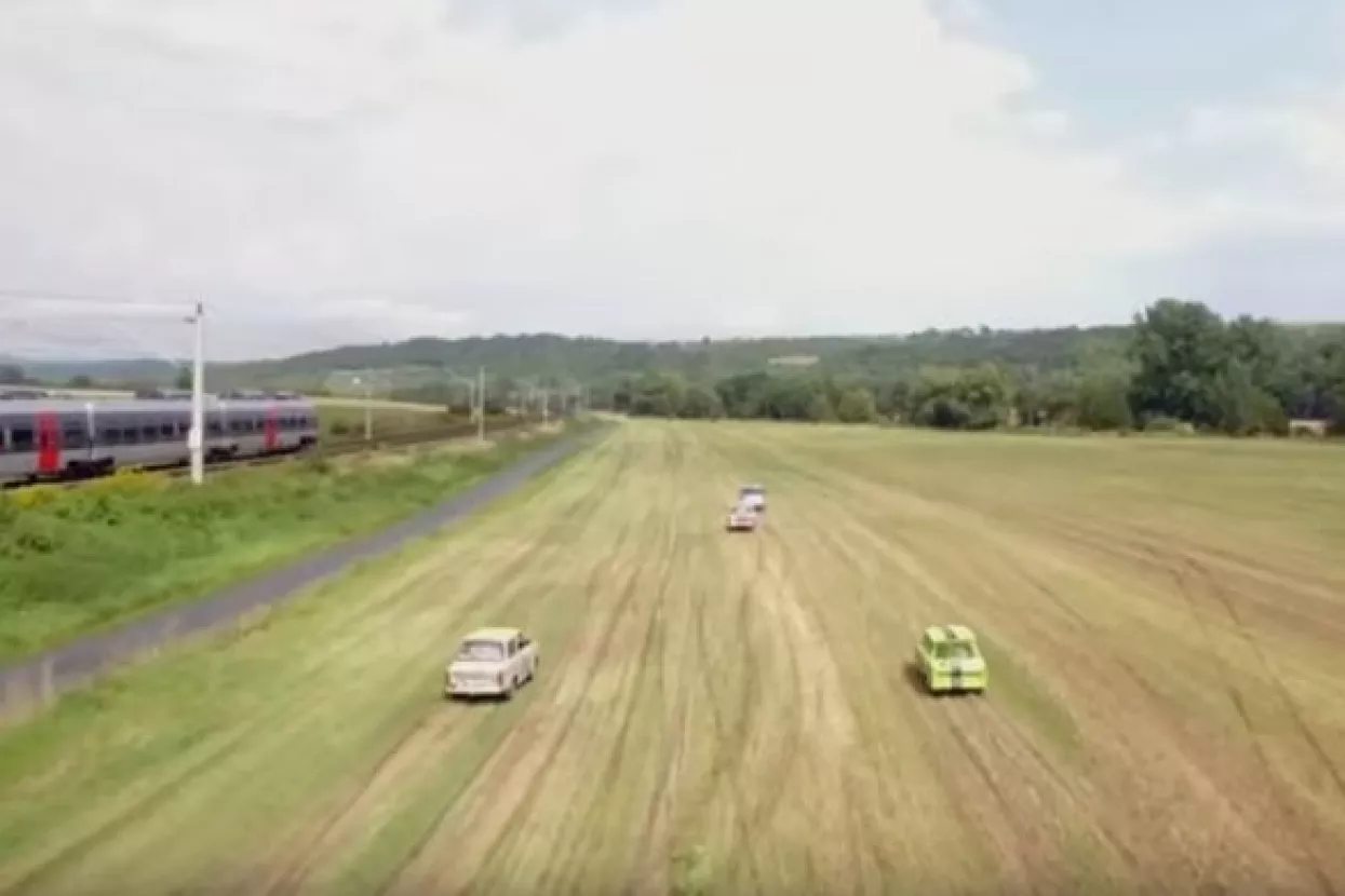 VIDEO: 'Montypythonovski' performans njemačkih umjetnika usrećio putnike u vlaku