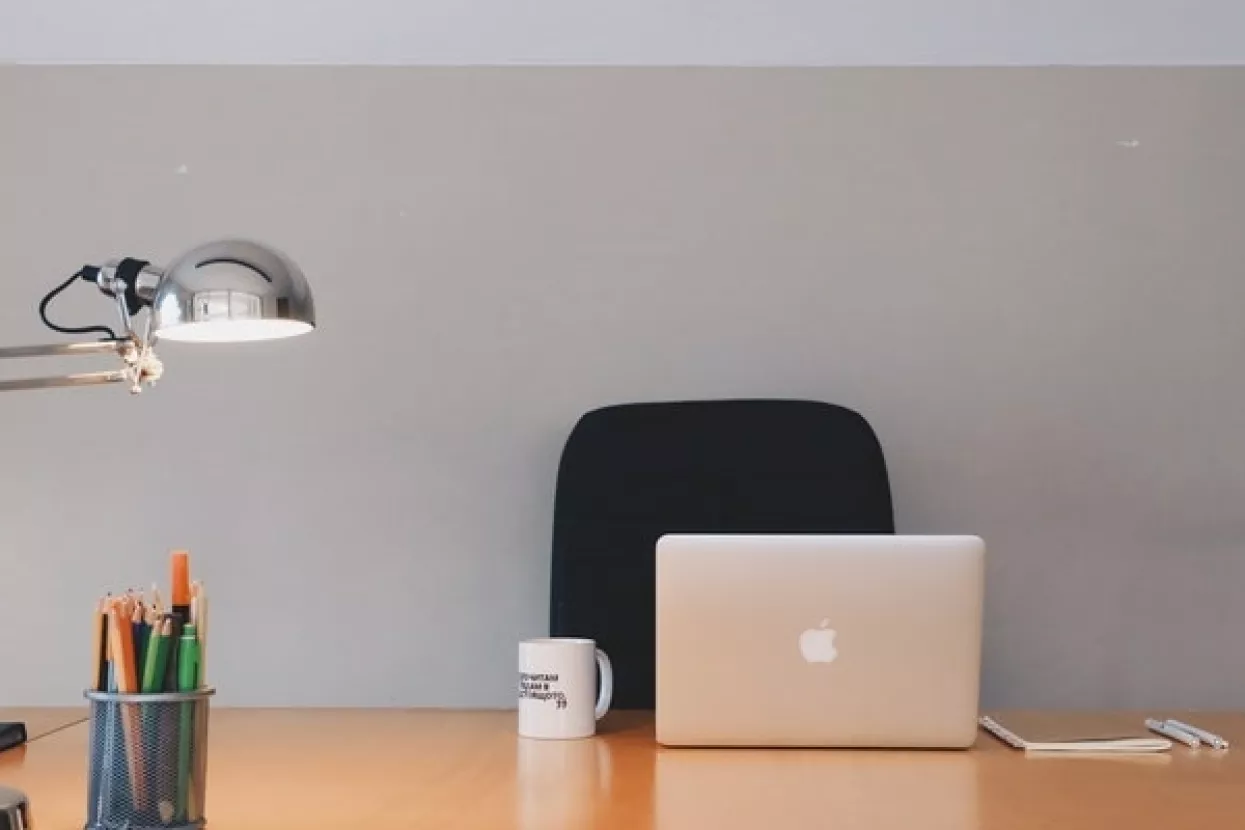 Uspješni rezultati nastaju za urednim radnim stolom bez pametnog telefona