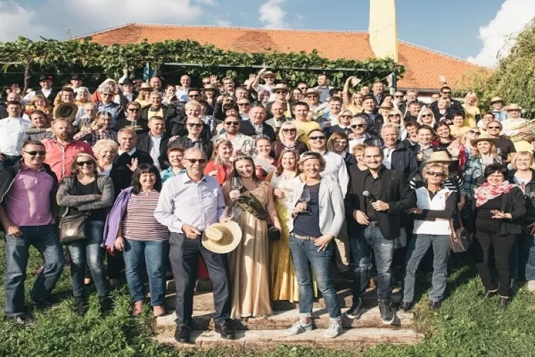 Slovenci ludi za vinima, ali i moštom iz vinograda obitelji Puklavec