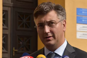 Plenković: Odgovorno postupamo s Agrokorom, iako u kakofoniji komentara 'štitimo' pa 'otimamo'