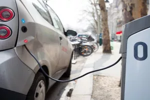 EU poziva kompanije da se 'bace' na proizvodnju baterija za električna vozila