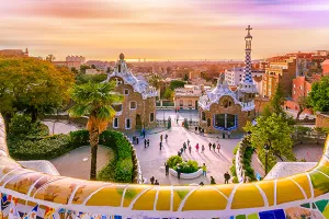 Deseci tisuća Španjolaca na ulicama pozivaju na mirno rješenje katalonskog pitanja