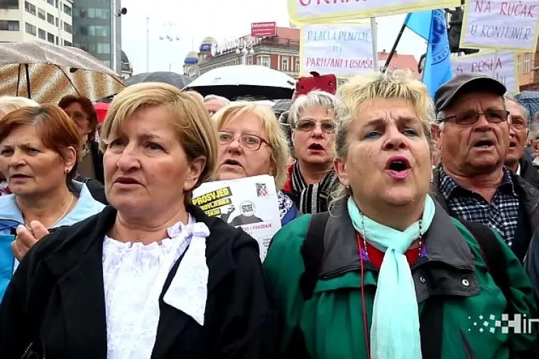 VIDEO: Umirovljenici poslali teške poruke ‘socijalno autističnoj Vladi’