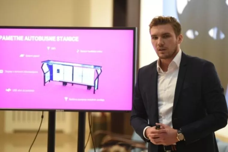 FOTO: Rijeka dobila prve pametne autobusne stanice u Hrvatskoj