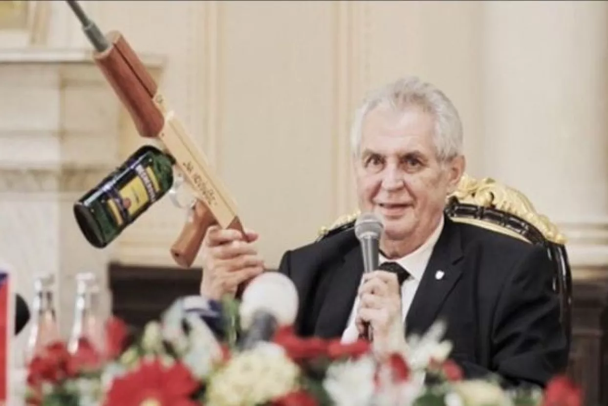 Alkoholna municija: Zeman pozirao s replikom kalašnjikova na kojoj piše 'za novinare'