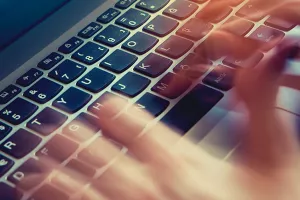 Jednodušna osuda plagijata, 'Qwerty' bez komentara