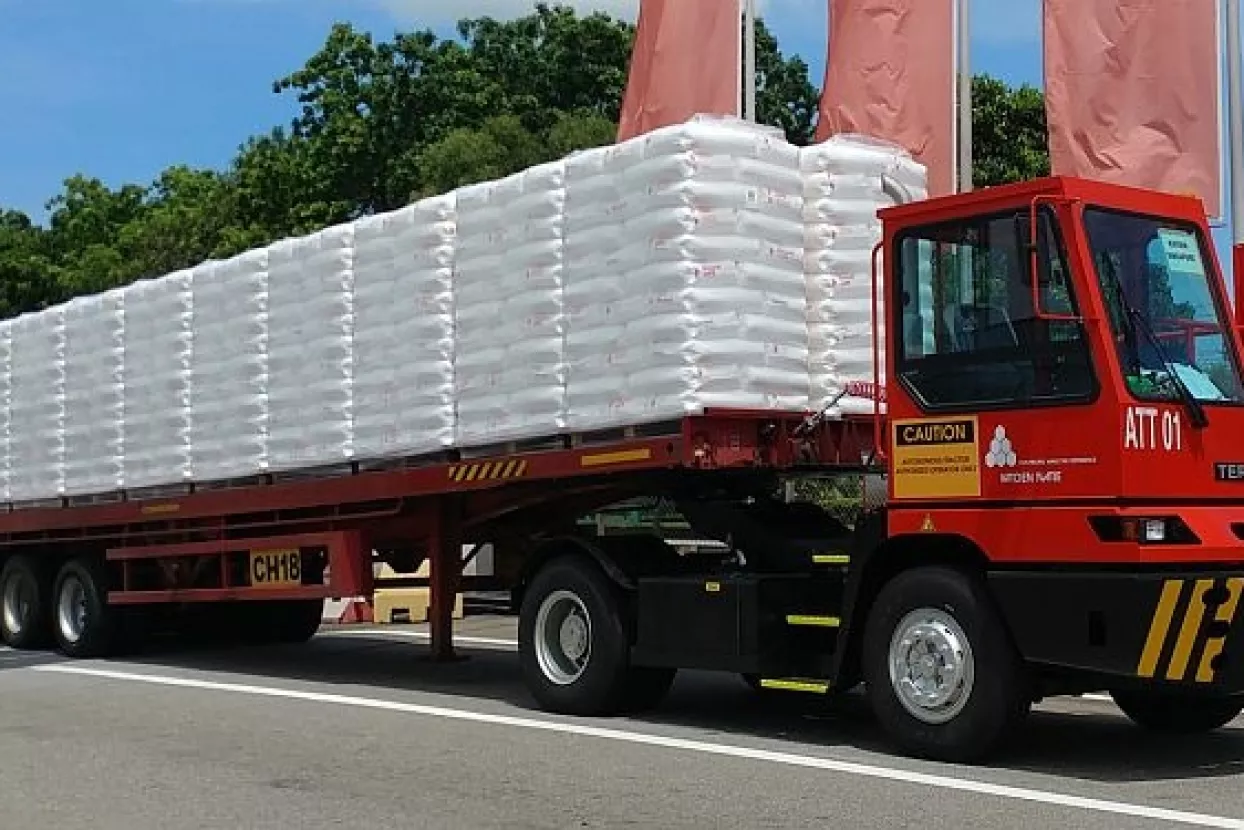 'Bespilotni' kamioni premijerno se provozali singapurskim cestama