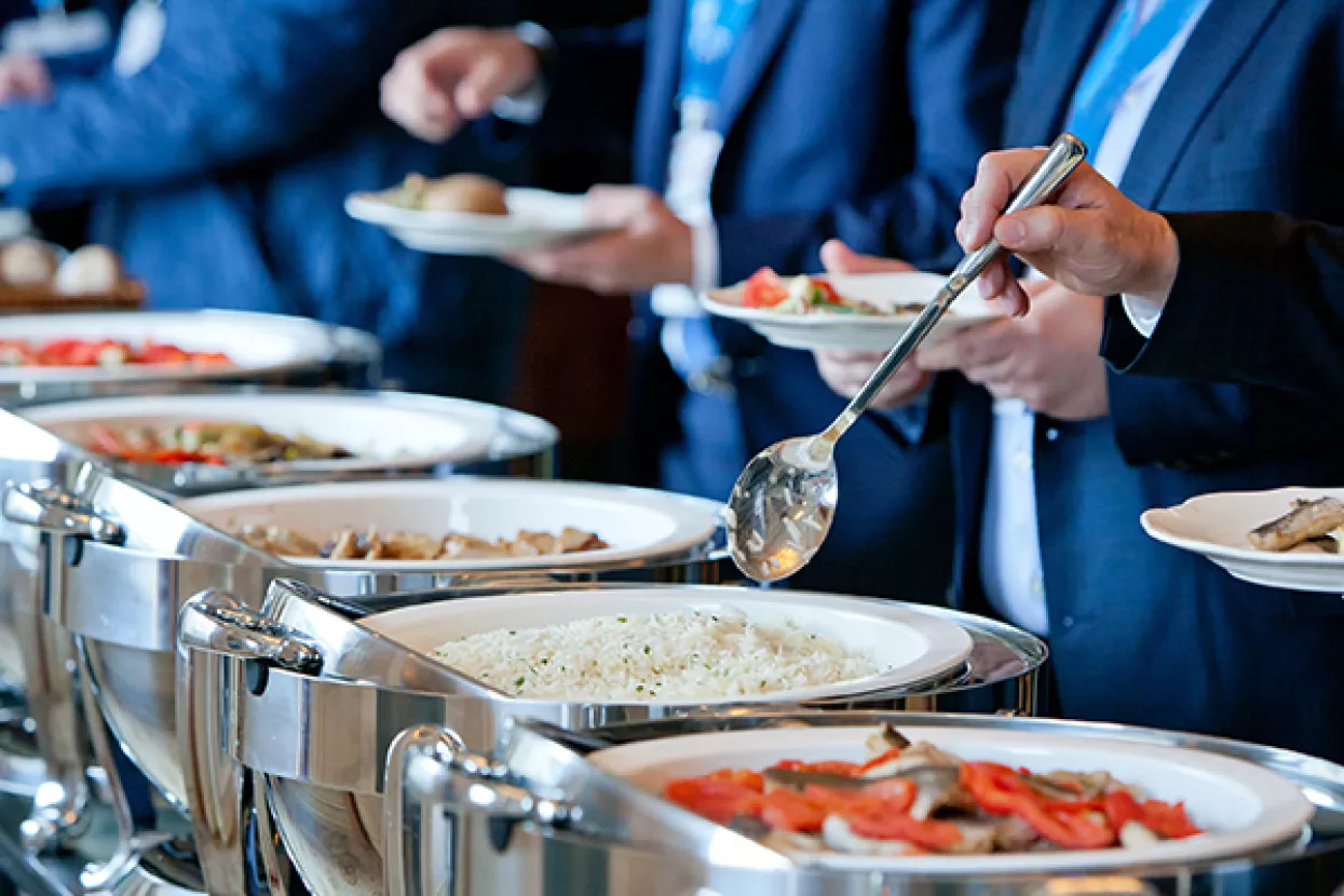 Pogodnosti za radnike: Kako zadržati radnike ako se na sve plaća porez?