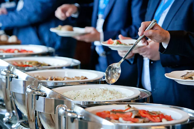 Pogodnosti za radnike: Kako zadržati radnike ako se na sve plaća porez?