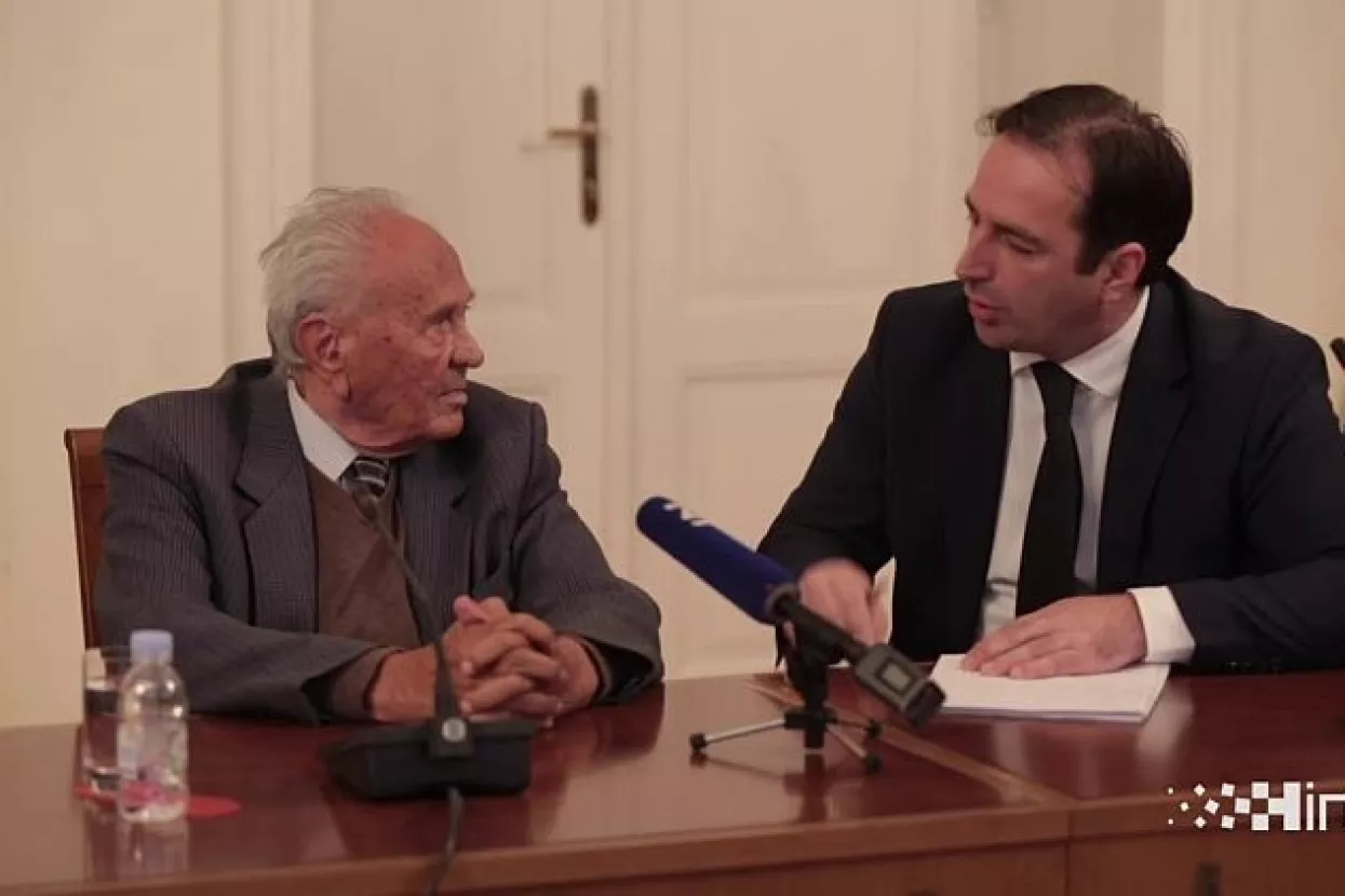 VIDEO: Manolić prozvao Valentića i Gregurića zbog 'kriminalne privatizacije, kreditiranja Agrokora'