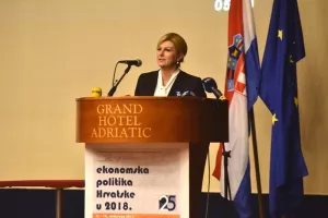 Grabar-Kitarović: Otporni smo na reforme koje nas trebaju zaštititi kada prođe 'doba debelih krava'