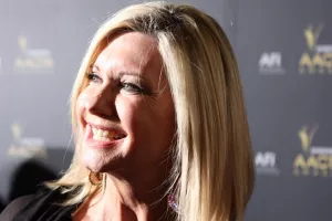 Šuška se da je pronađen dečko Olivije Newton-John koji se 12 godina pravio mrtav