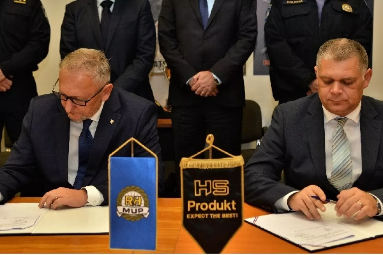 FOTO: MUP i HS-Produkt potpisali ugovor o isporuci 1000 jurišnih pušaka