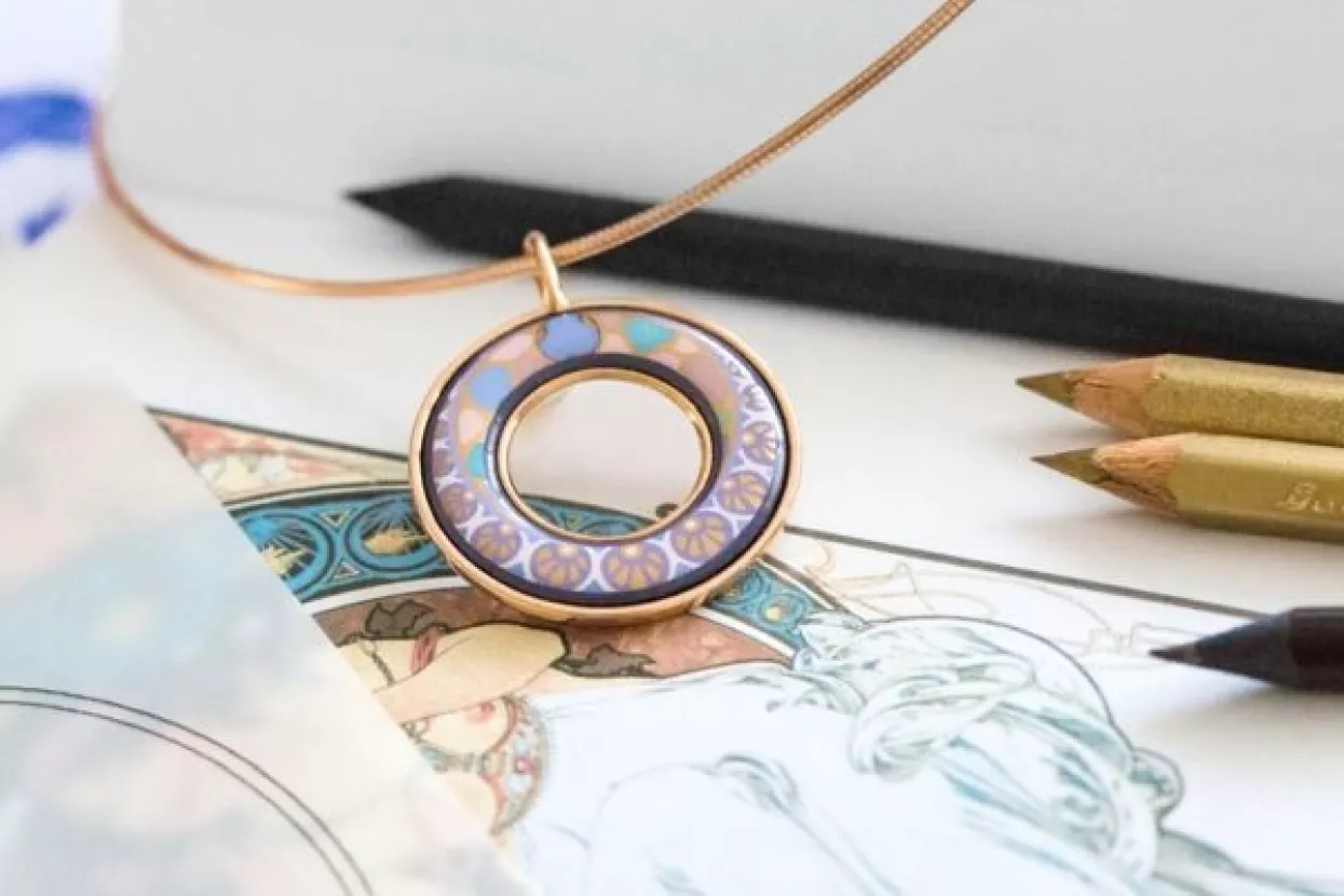 Umjetnički nakit s ljubavnom porukom