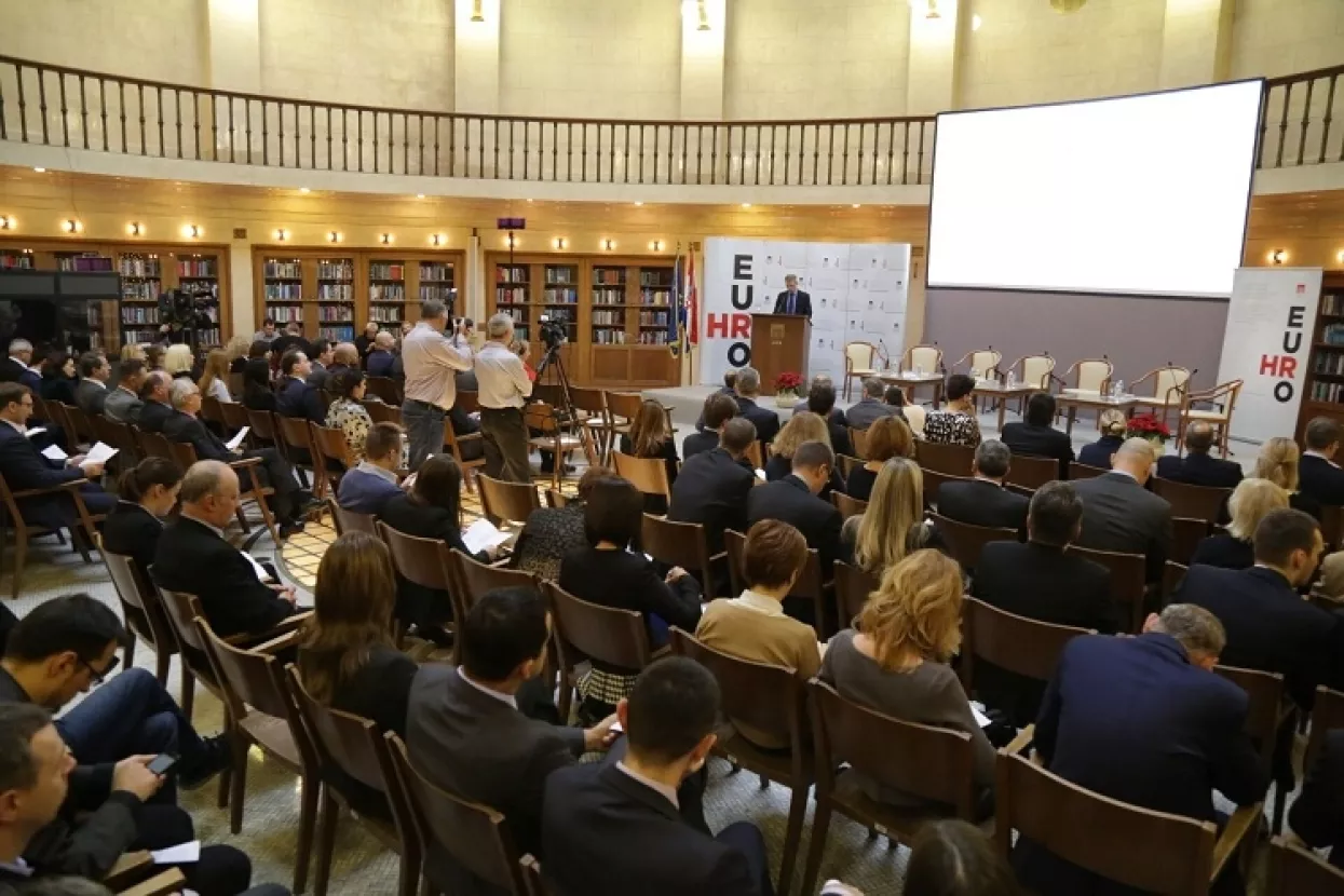 FOTO: Vujčić: Koristi uvođenja eura mogle bi biti znatne i trajne