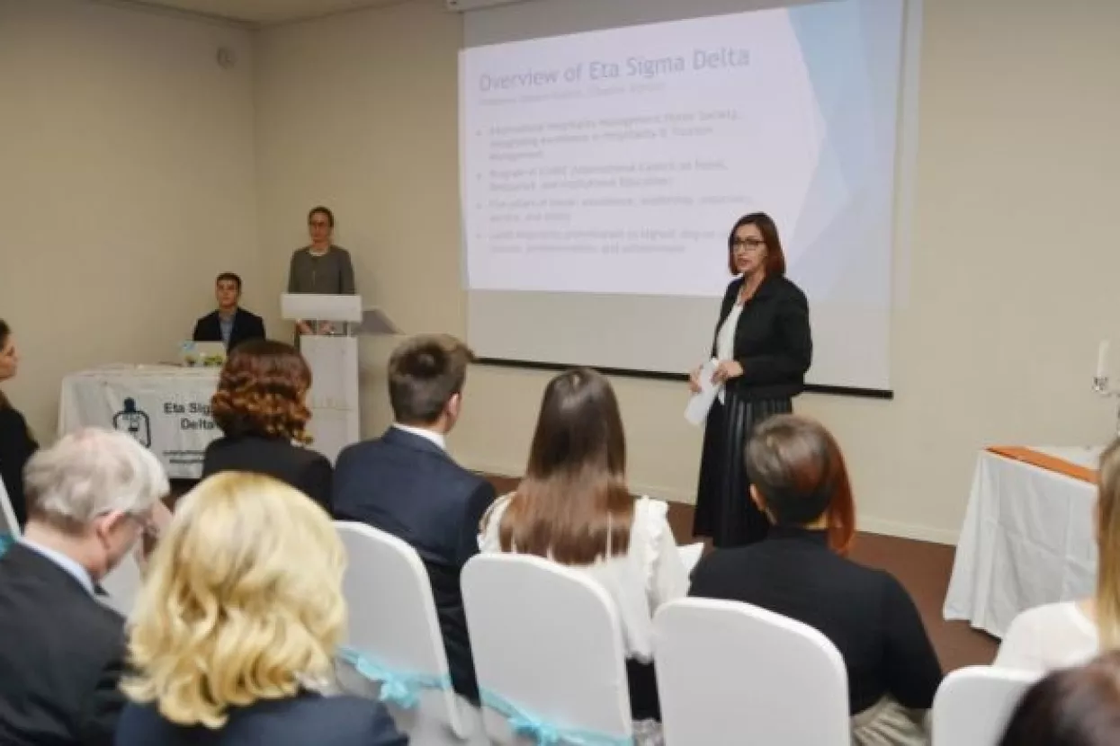 Studenti i predstavnici hoteliijerske struke primljeni u Eta Sigma Delta počasno studentsko društvo