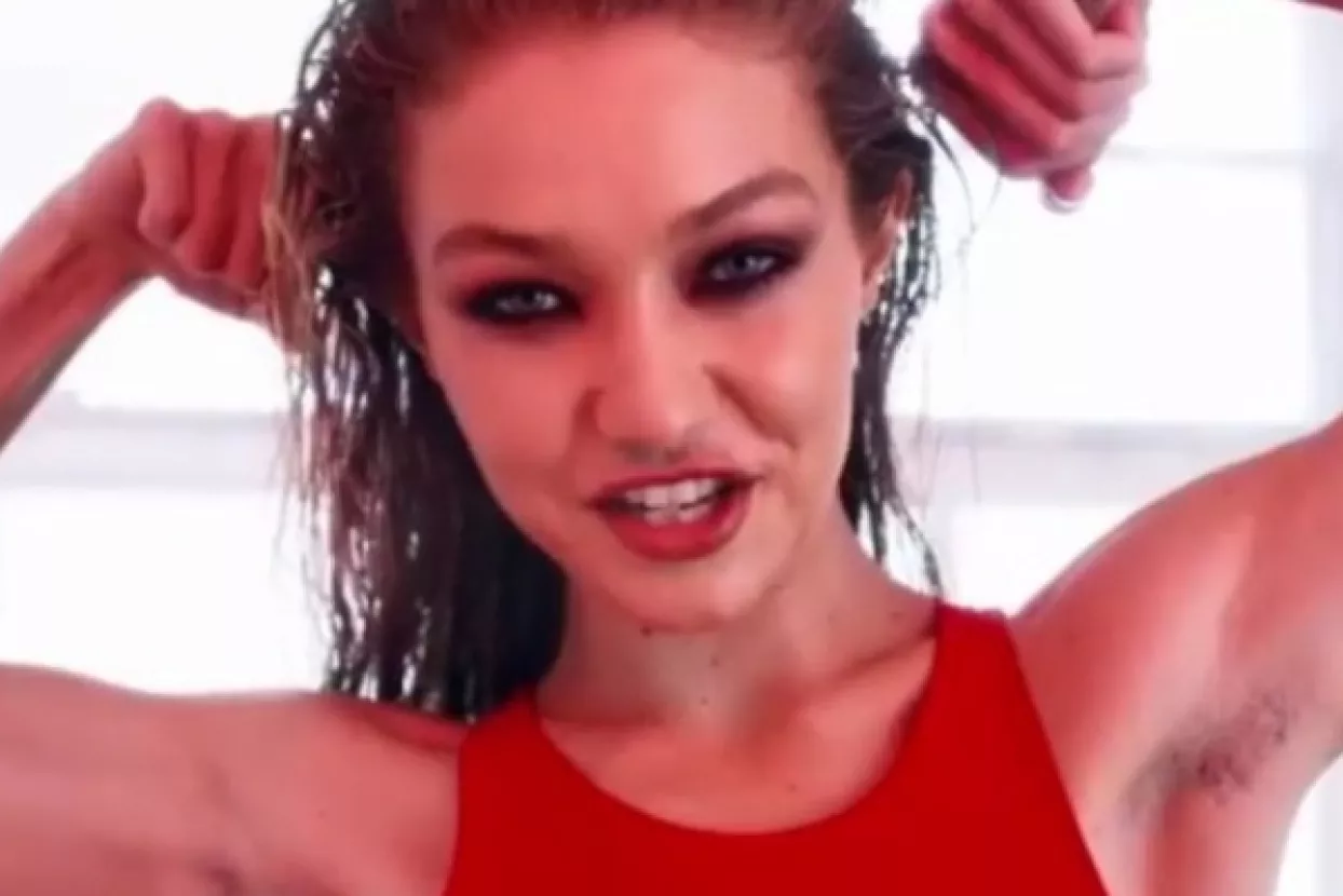 VIDEO: Gigi Hadid pokazala dlakave pazuhe