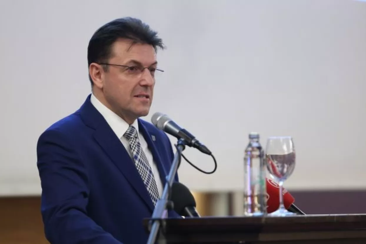 Burilović: Apsurdno je da se uz 180.000 nezaposlenih traži 20.000 radnika