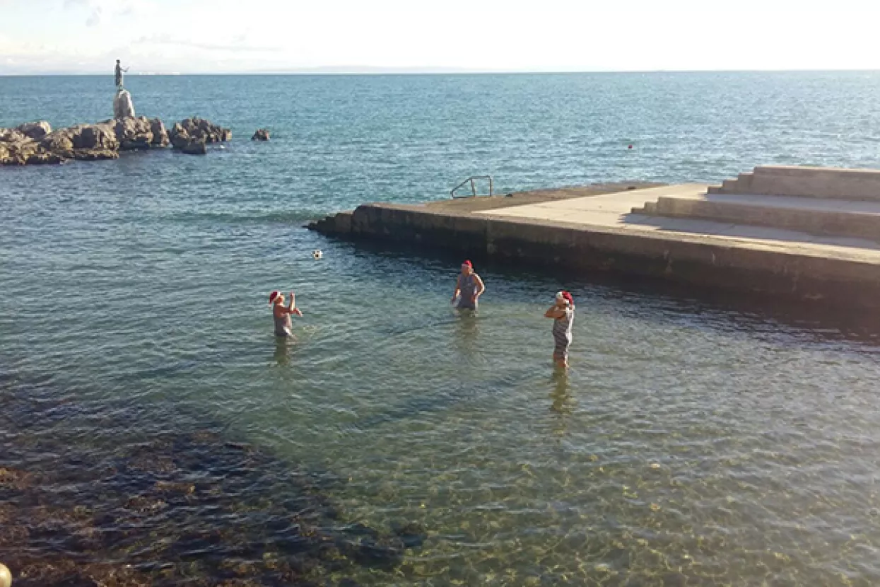 VIDEO: Opatijski Djedovi Božićnjaci osvježili se adventskim piciginom