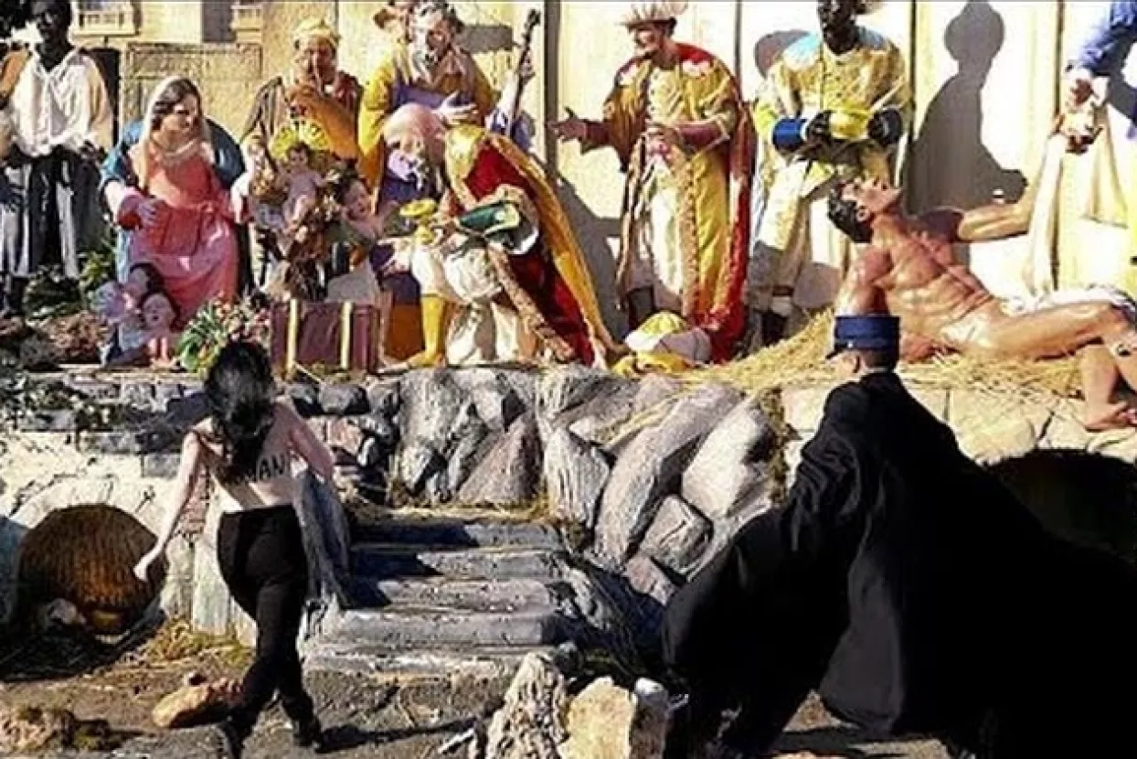 'Bog je žena!': Toples aktivistica pokušala ugrabiti malog Isusa iz jaslica u Vatikanu