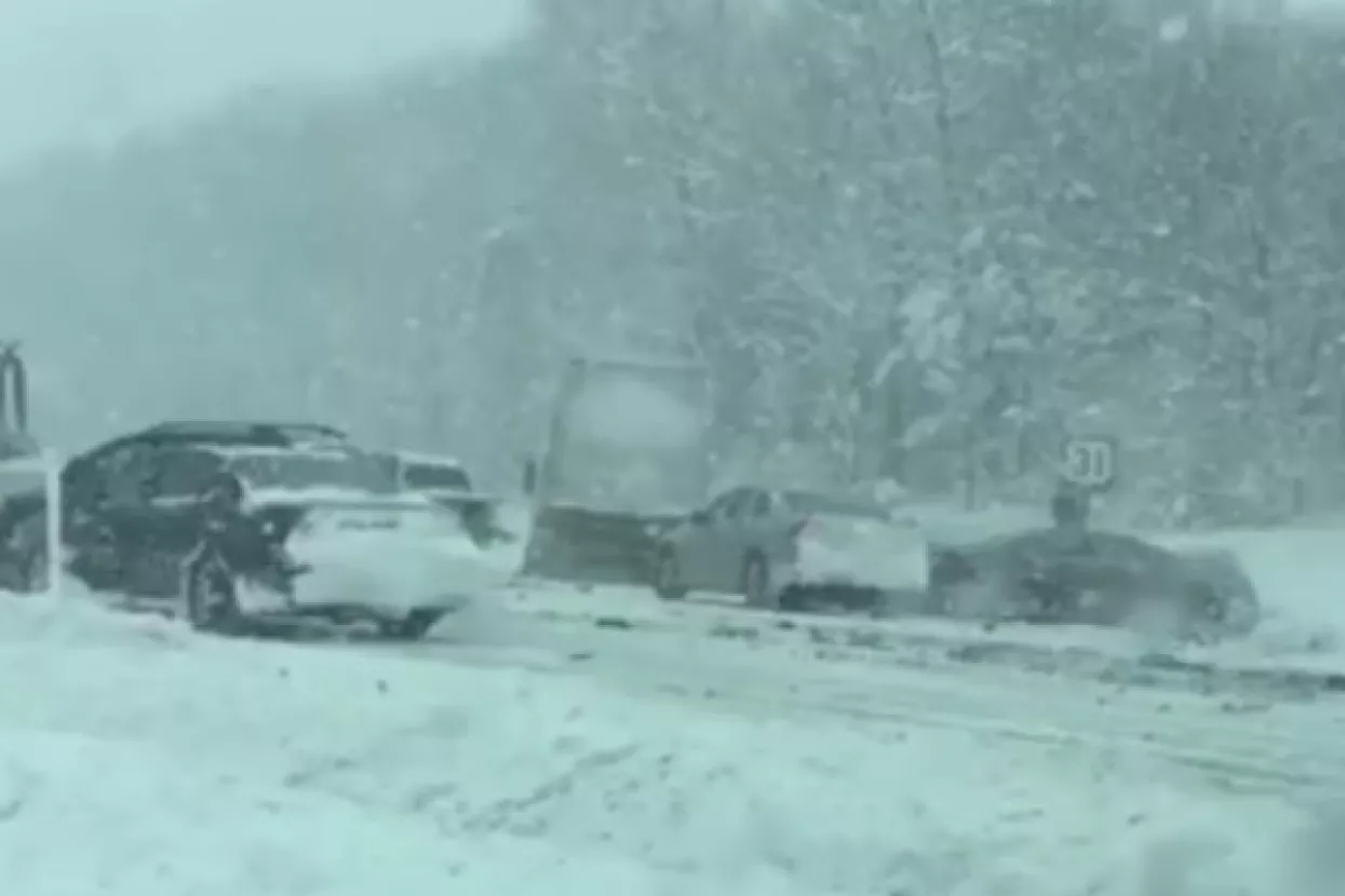 VIDEO: U snježnoj oluji prometnica se pretvorila u sletnu pistu za tridesetak automobila