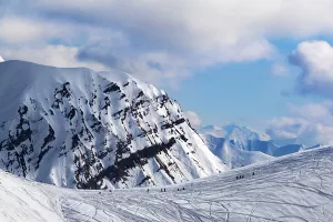 Skijališta Cervinia i Adelboden odsječena, više od 10 tisuća turista zarobljeno u snijegu