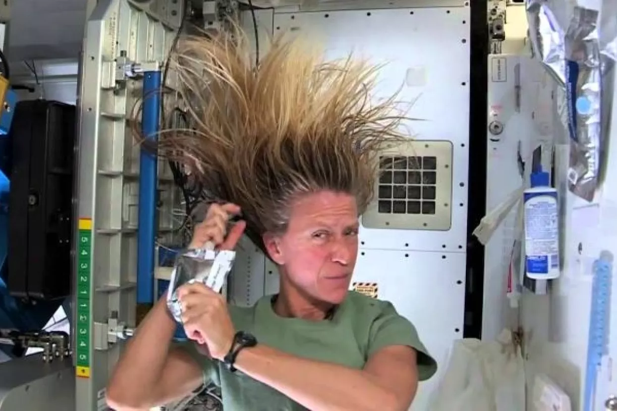 VIDEO: Kako oprati kosu u bestežinskom stanju?