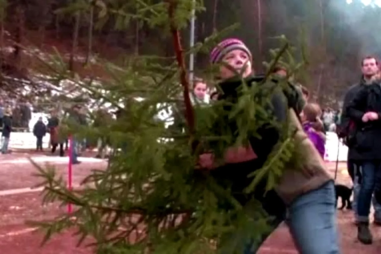 VIDEO: Pobjedničko božićno drvce bačeno 22,47 metara u dalj