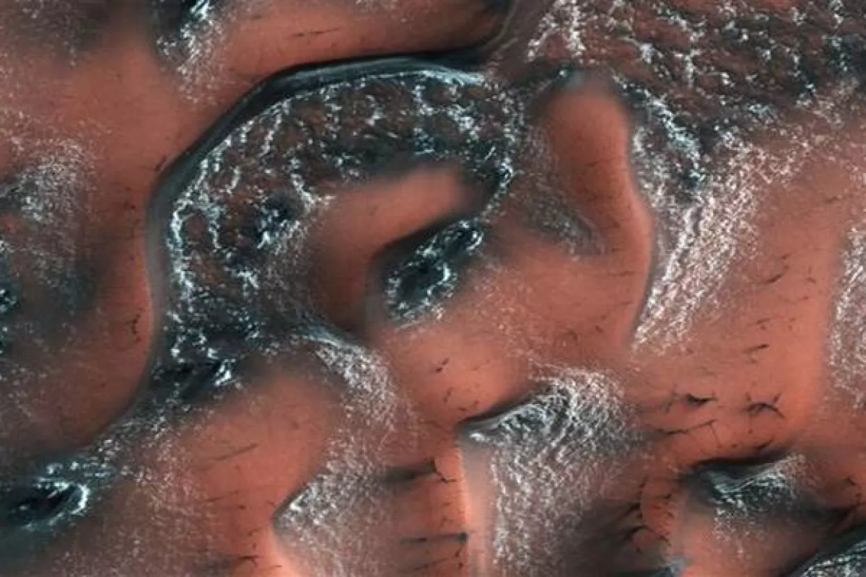 Na Marsu otkrivene goleme površine ledene vode