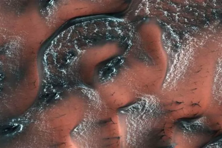 Na Marsu otkrivene goleme površine ledene vode