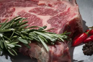 Prekomjerena konzumacija crvenog mesa i prerađivačkih žitarica razvijaju rak debelog crijeva