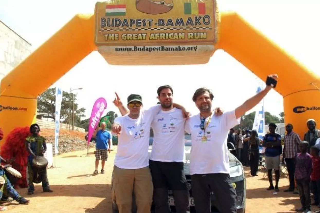 Hrvatski Team Tesla prvi prešao Saharu u električnom automobilu i ušao u cilj Budapest-Bamako