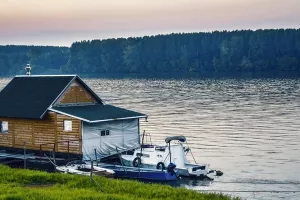 Apsurd: Kuća na obali latvijskog milijunaša zakonita jer se radi o 'brodu u izgradnji'
