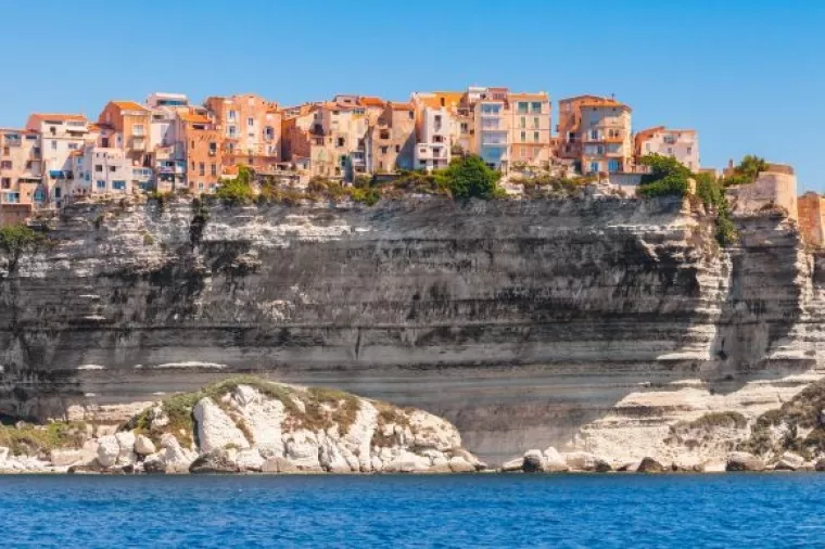 'Dijalog' o autonomiji: Korzički nacionalisti demonstrirali silu uoči Macronova posjeta