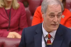 VIDEO: Britanski lord ponudio ostavku zbog minute kašnjenja