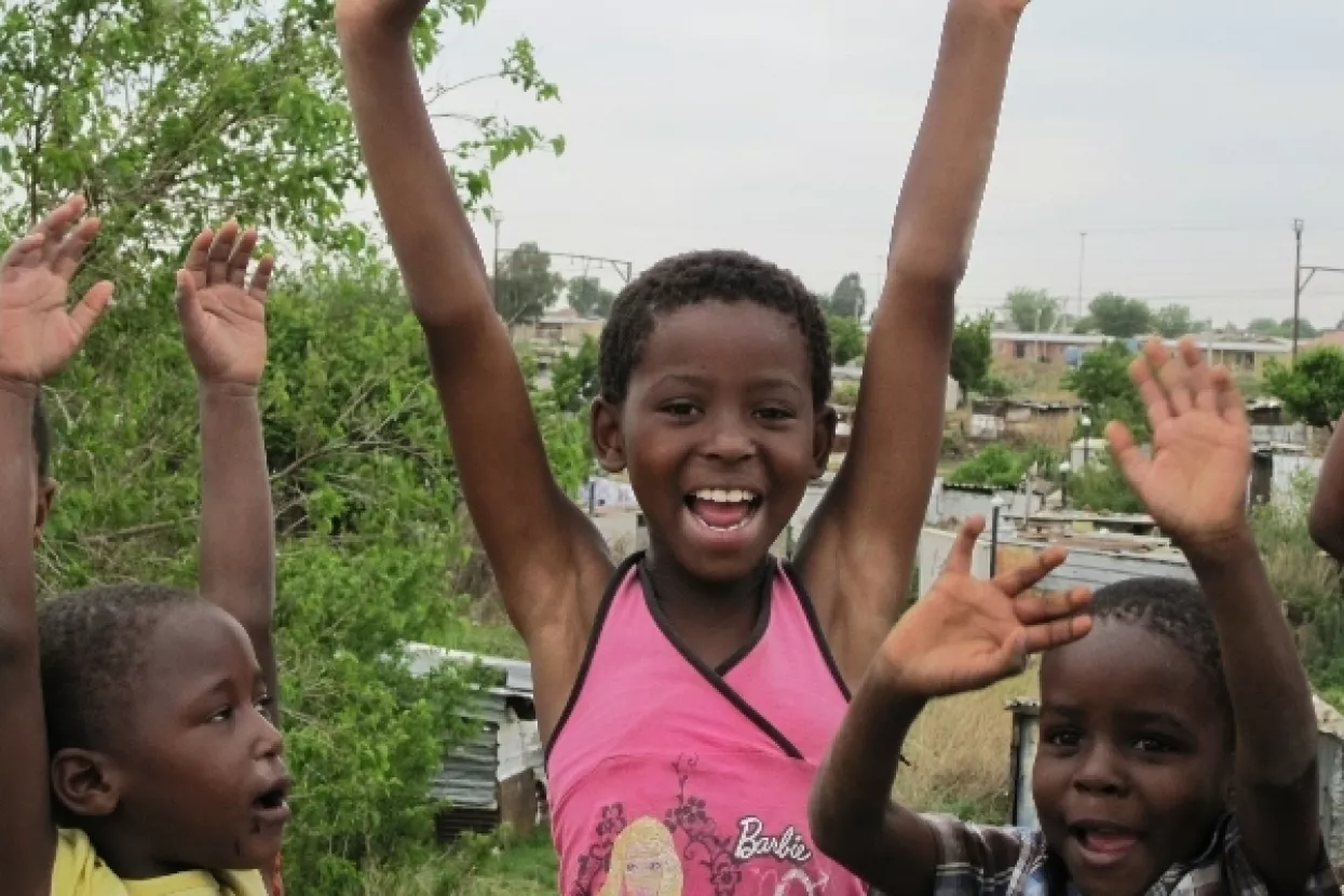 VIDEO: Mje&scaron;tani u Africi zdu&scaron;no pjevaju &lsquo;Lijepa li si&rsquo;