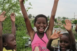 VIDEO: Mještani u Africi zdušno pjevaju ‘Lijepa li si’