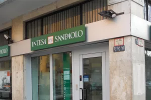 Intesa Sanpaolo predstavila novi poslovni plan do 2021., izvijestila o skoku kvartalne dobiti