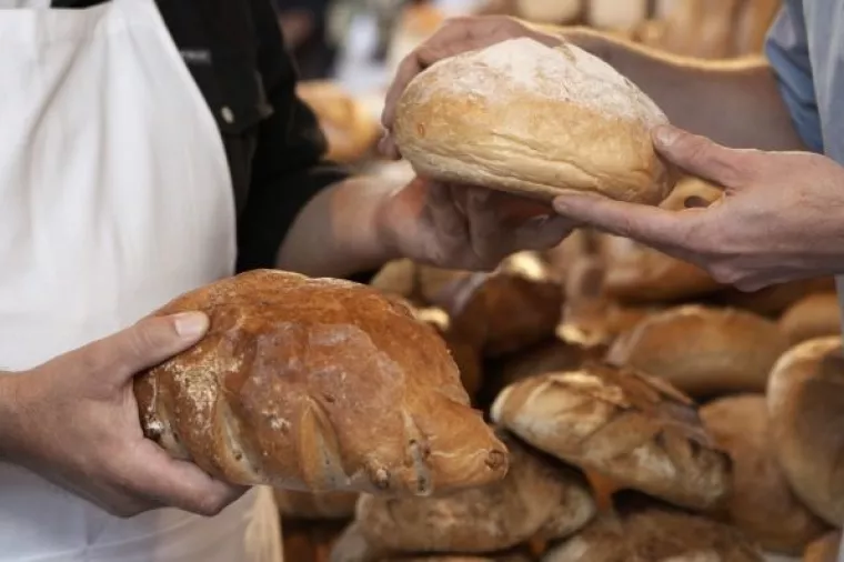 Kajzerica na pod pa u vitrinu, kupci zgađeni samoposlužnim pekarama