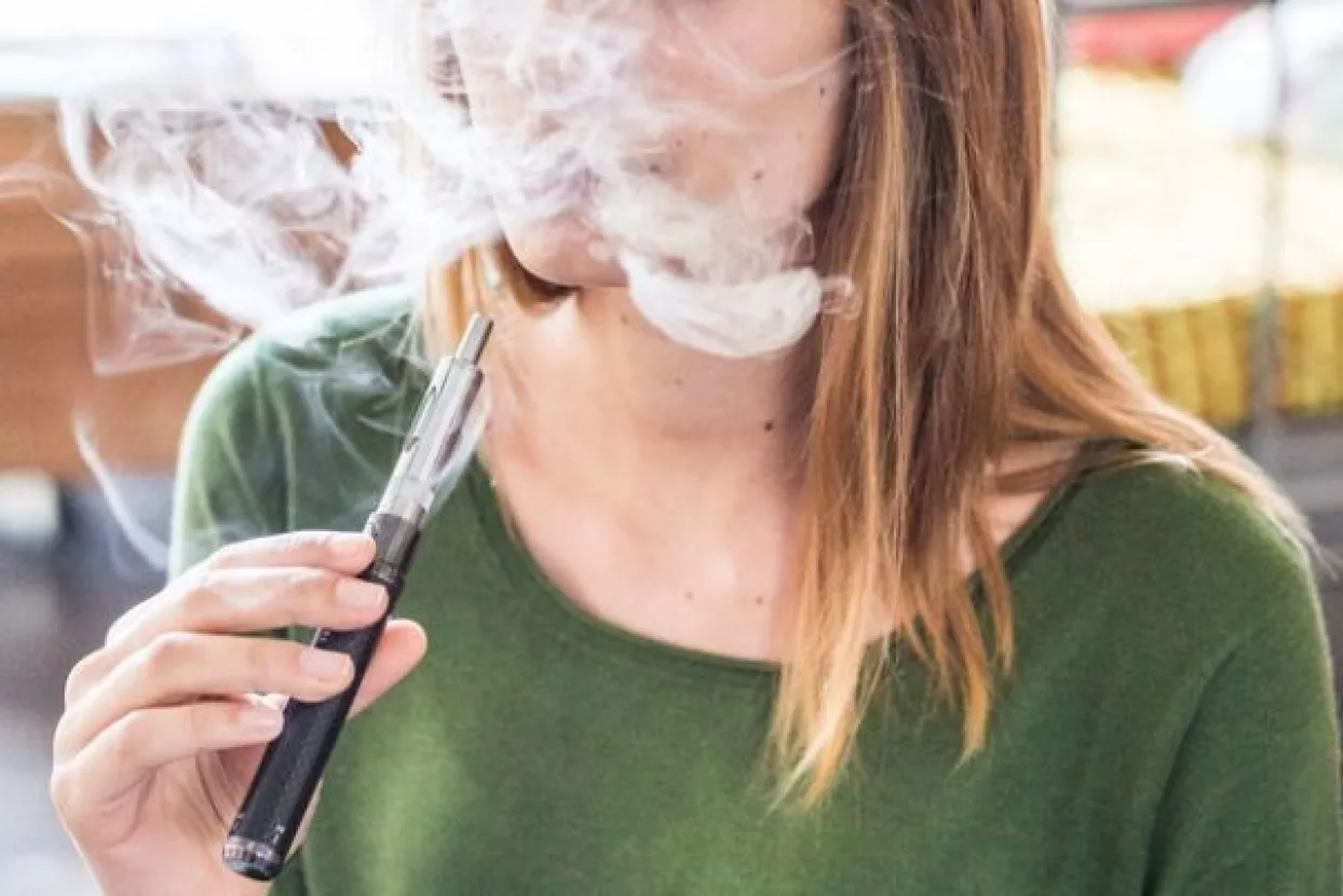 E-cigarete mogle bi oštetiti pluća, arome iz tekućina štetne za udisanje