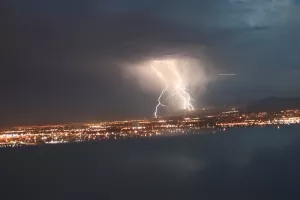 Tuširanje dok pucaju munje nije dobra ideja