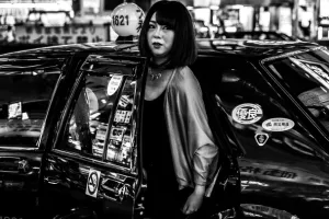 VIDEO: Kineskinja u visokim potpeticama klečala među torbama kako bi prošla rendgen