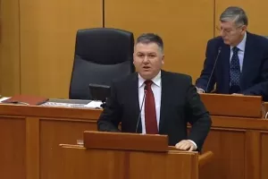 Lenart prozvao Vladu zbog teškog stanja u Petrokemiji, predložio premijeru da 'upiše kurs matematike'