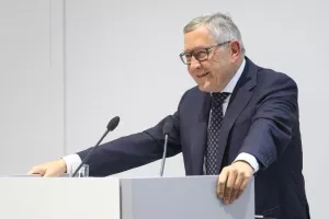 Klaus Regling: Europski monetarni fond trebale bi kontrolirati članice eurozone, ali ne i EK