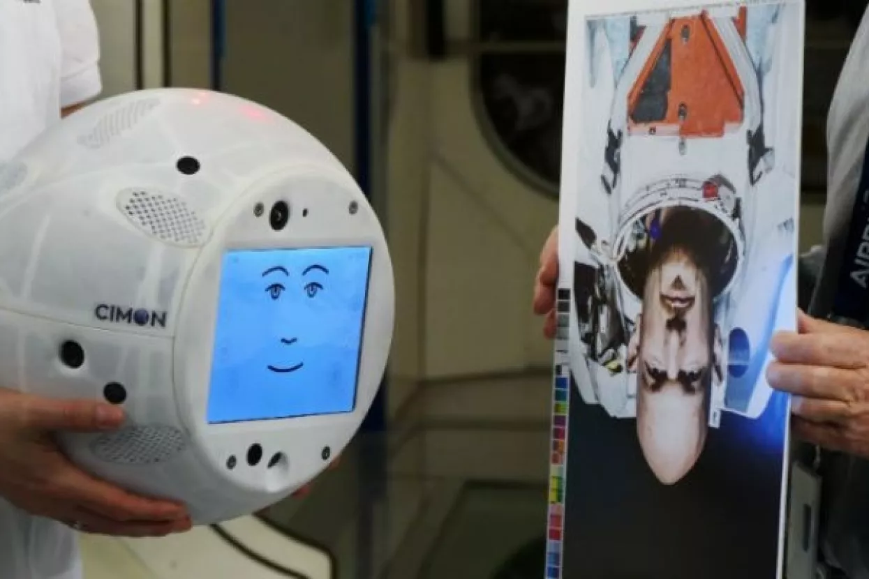 VIDEO: IBM Watson AI u Airbus CIMON-u, prvom robotskom astronautu