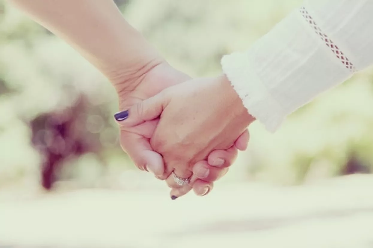 Snaga dodira: Držanje za ruke u teškim trenutcima može odagnati bol